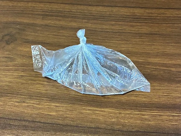 水を入れ、余った部分を切ったポリ袋（撮影：grapeライフハック編集部）