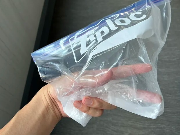 尿素と水を入れ、外で指で押しつぶしたジッパー袋（撮影：grapeライフハック編集部）