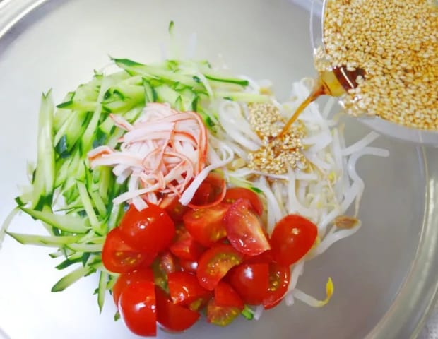材料を加えている画像（撮影：エニママ）