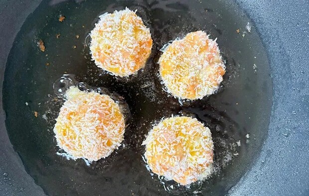 揚げ焼きにしている画像（撮影：エニママ）