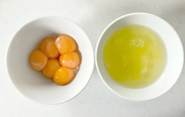 卵白と卵黄に分けた画像（撮影：エニママ）