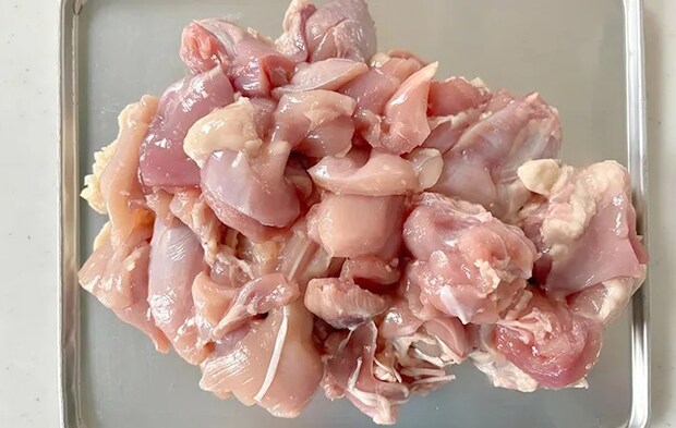 鶏もも肉をカットした画像（撮影：エニママ）