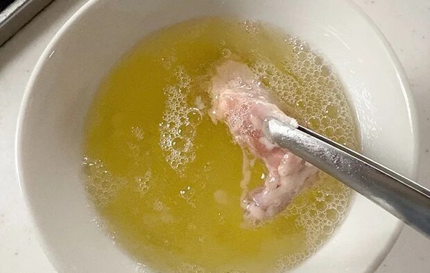 卵白にくぐらせている画像（撮影：エニママ）