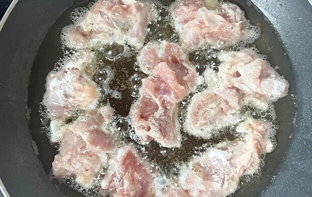 油で揚げている画像（撮影：エニママ）