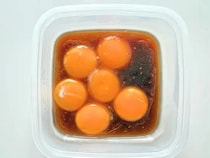タッパーに材料4つ入れるだけ！　作業5分の「卵黄漬けレシピ」に高校生の息子が絶賛