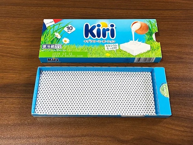 スライドさせて取り外した『Kiri クリーミーポーション』の空き容器（撮影：grapeライフハック編集部）