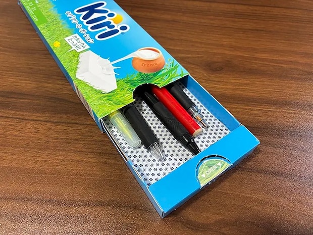 ペン類を入れた『Kiri クリーミーポーション』の空き容器（撮影：grapeライフハック編集部）
