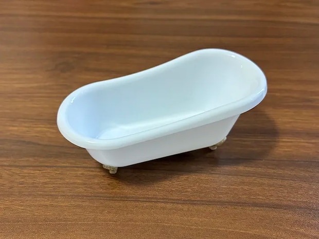 机に置かれたバスタブのミニチュア（撮影：grapeライフハック編集部）