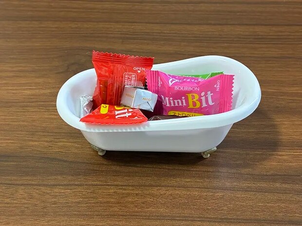 個包装のお菓子を入れたバスタブのミニチュア（撮影：grapeライフハック編集部）