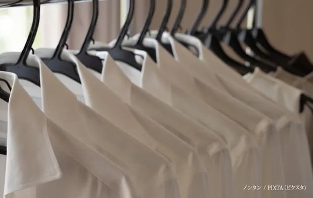 『ハンガーにかかる衣服』の写真