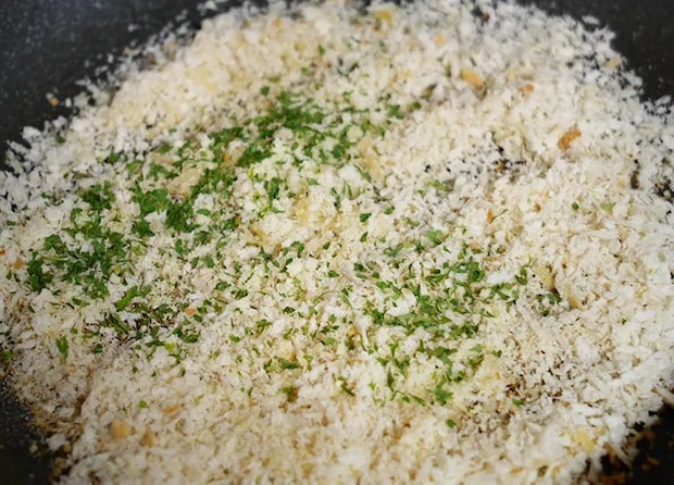 パン粉を炒める（撮影:grapeフード編集部）