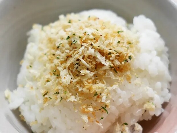 パン粉ふりかけ（撮影:grapeフード編集部）