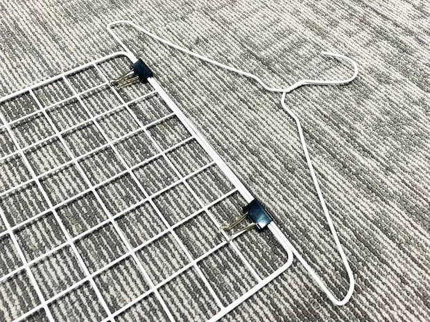 100均のワイヤーネットと針金ハンガーで？　思わぬ活用法に「これは便利」