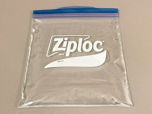 ジップロックに水を入れた写真（撮影：grapeライフハック編集部）