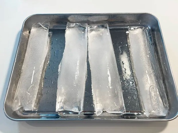 ジップロックで作った氷の写真（撮影：grapeライフハック編集部）