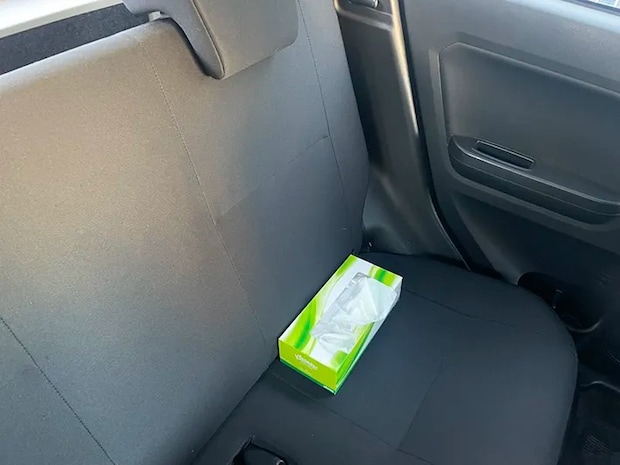 車に置いたティッシュの写真（撮影：grapeライフハック編集部）