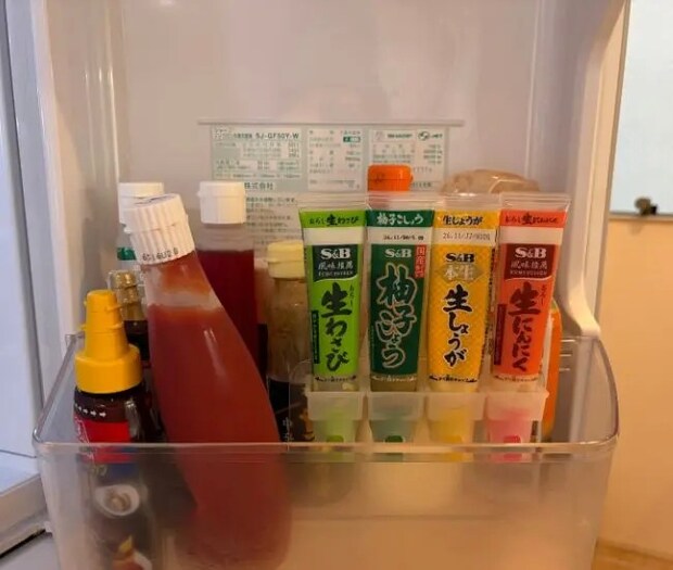 冷蔵庫のドアポケット内側に引っ掛ける（撮影：grapeライフハック編集部）