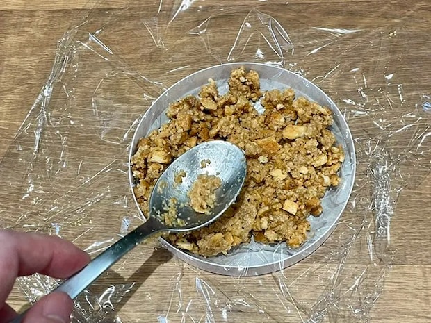 ラップを敷いた容器に入れた生地を固める写真（撮影：grapeフード編集部）