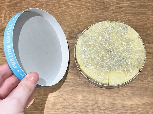 『6pチーズ』を入れて蓋を閉める写真（撮影：grapeフード編集部）