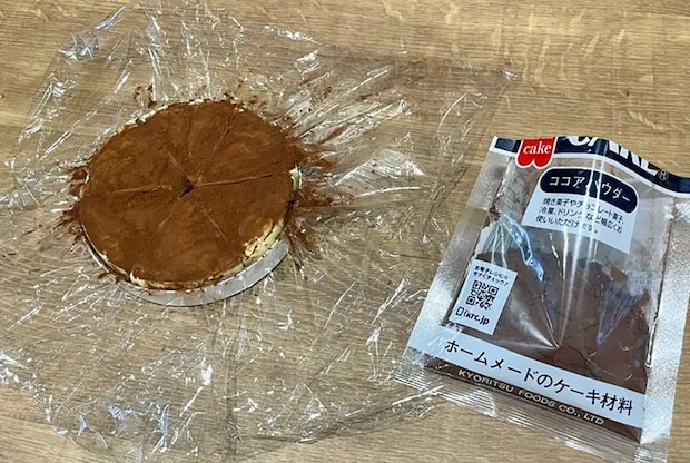 ココアパウダーを振りかける写真（撮影：grapeフード編集部）