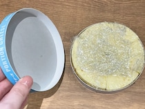 砕いたビスケットの上に『6Pチーズ』を並べると…　「断面がきれい」なスイーツが完成