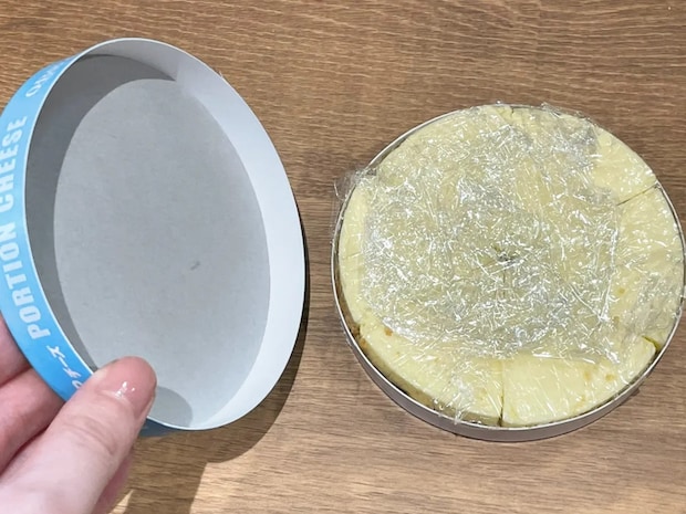 砕いたビスケットの上に『6Pチーズ』を並べると… 「断面がきれい」なスイーツが完成