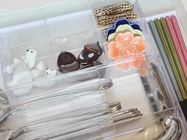 キッチンの引き出しがゴチャつかなくなる！　DIYのプロが教えるトレーの『工夫』に「なるほど」