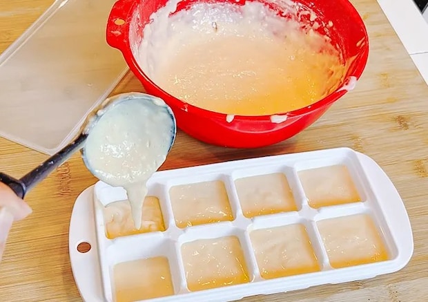 生地を製氷器に入れる写真（撮影：キジカク）