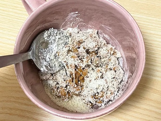 材料を混ぜる写真（撮影：grapeフード編集部）