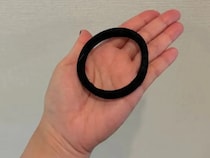 100均ヘアゴムがシャンプーの節約グッズに！　1プッシュ量の差に感激