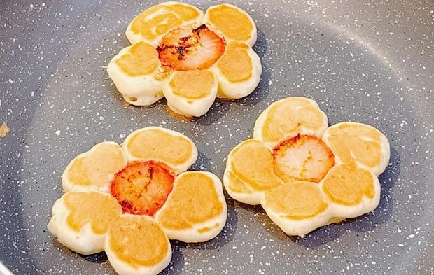 『お花パンケーキ』を作る写真（撮影：キジカク）