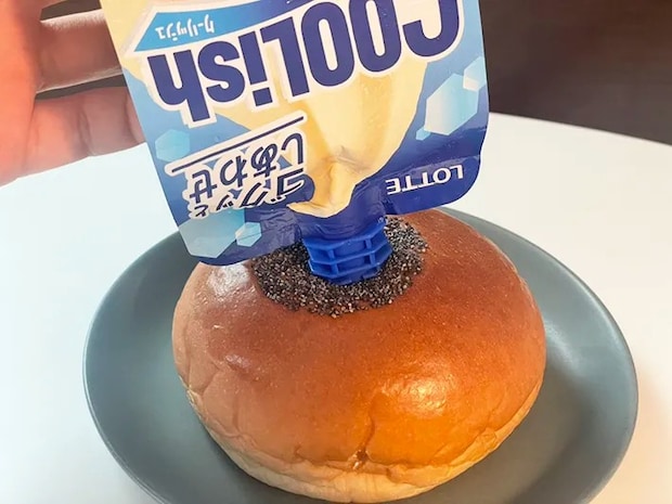 クーリッシュをあんぱんに注入する写真（撮影：grapeフード編集部）