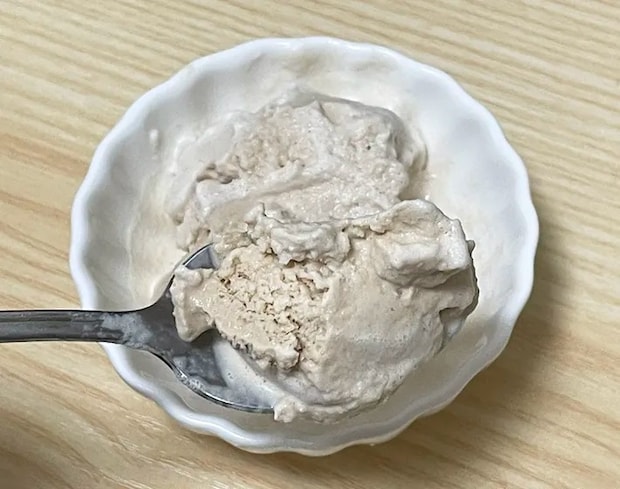 アイスを食べる写真（撮影：grapeフード編集部）