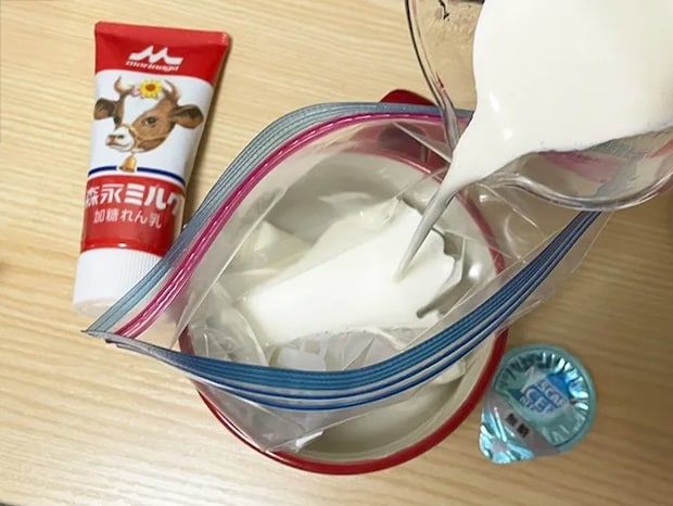 アイスの材料をジッパー袋に入れる写真（撮影：grapeフード編集部）
