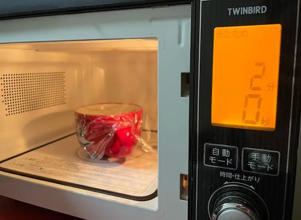 電子レンジに耐熱容器を入れた写真（撮影：grapeフード編集部）