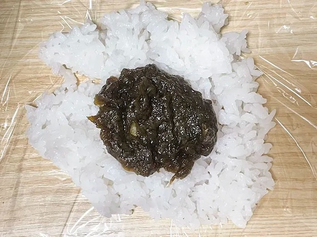 おにぎりに海苔佃煮を入れる写真（撮影：grapeフード編集部）