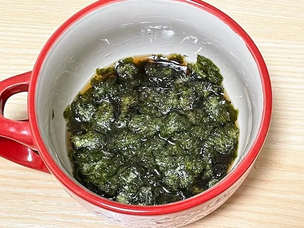 ちぎった焼き海苔を調味料に浸す写真（撮影：grapeフード編集部）