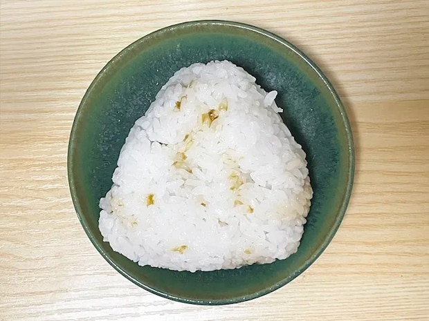 海苔佃煮入りのおにぎりの写真（撮影：grapeフード編集部）