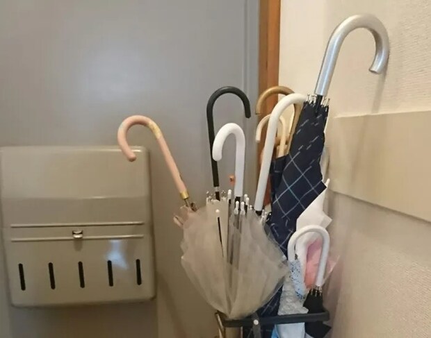 玄関に置かれた傘