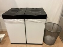 まだゴミ袋を引き出しに入れてる？　突っ張り棒2本の収納術に「これは賢い」ゴミ箱の使い方4選】