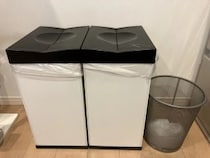 まだゴミ袋を引き出しに入れてる？　突っ張り棒2本の収納術に「これは賢い」ゴミ箱の使い方4選】