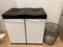 まだゴミ袋を引き出しに入れてる？　突っ張り棒2本の収納術に「これは賢い」【ゴミ箱の使い方4選】