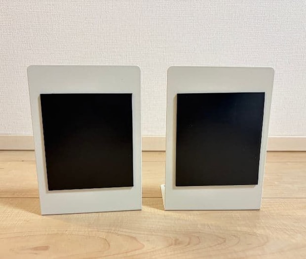 ブックエンドにマグネットを貼った様子（撮影：grapeライフハック編集部）