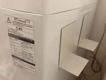 洗濯機横にラックは要りません！　100均『ブックエンド』を貼るだけで収納が倍になった