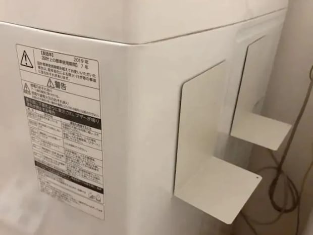 洗濯機横にラックは要りません！　100均『ブックエンド』を貼るだけで収納が倍になった
