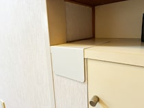 ブックエンドを『玄関の棚』に寝かせるだけ　意外と便利な活用法に驚き！