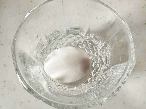 コップにゆで卵と少量の水を入れた画像（撮影：エニママ）