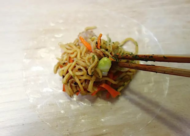 焼きそばをのせている画像（撮影：エニママ）