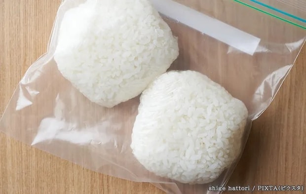 保存袋に入れたご飯の写真