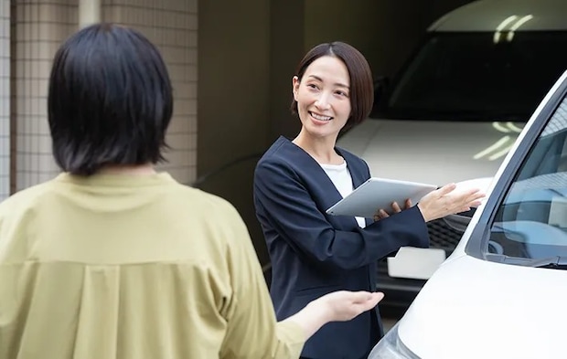 車を案内する人の写真